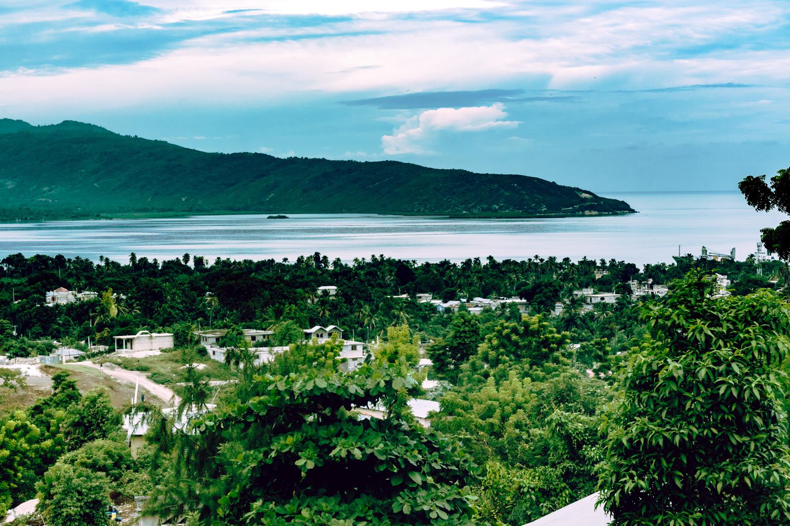 Baie et collines — photographie de JAKKHO