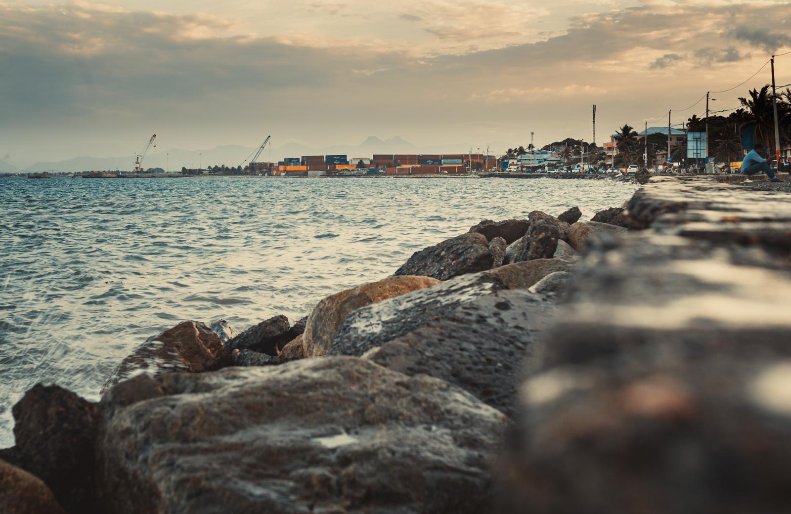 Le long du port — photographie de JAKKHO