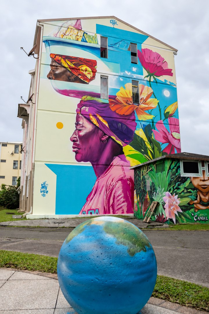 Rayza’s monumental mural in Fort-de-France, a tribute to the Caribbean’s market mothers
